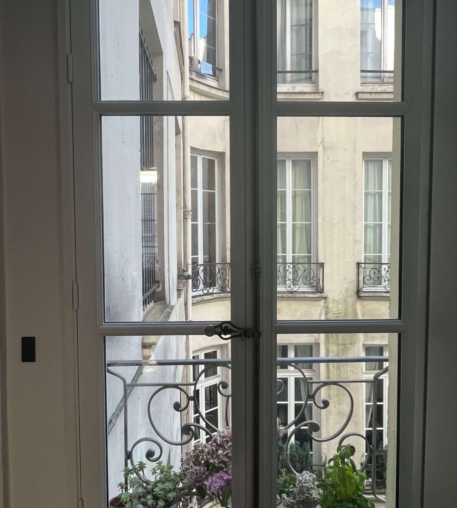 Espagnolette fenêtre appartement parisien - 2