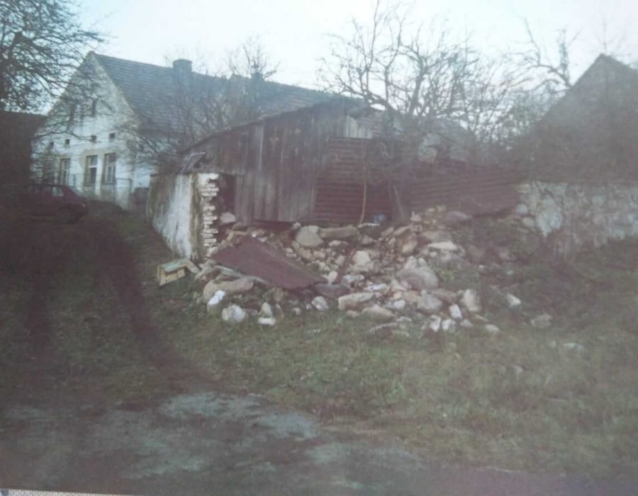 AVANT la rénovation en 2002, la clôture en pierre était fortement endommagée.